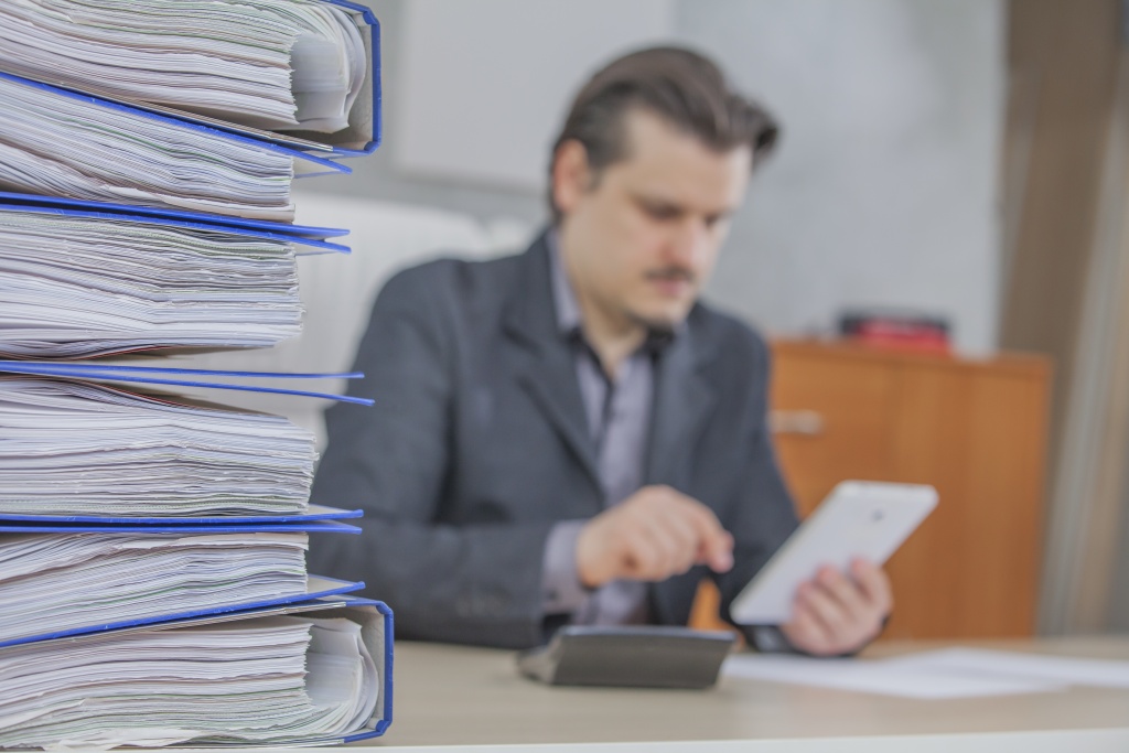 young-businessman-working-from-his-office.jpg костюм