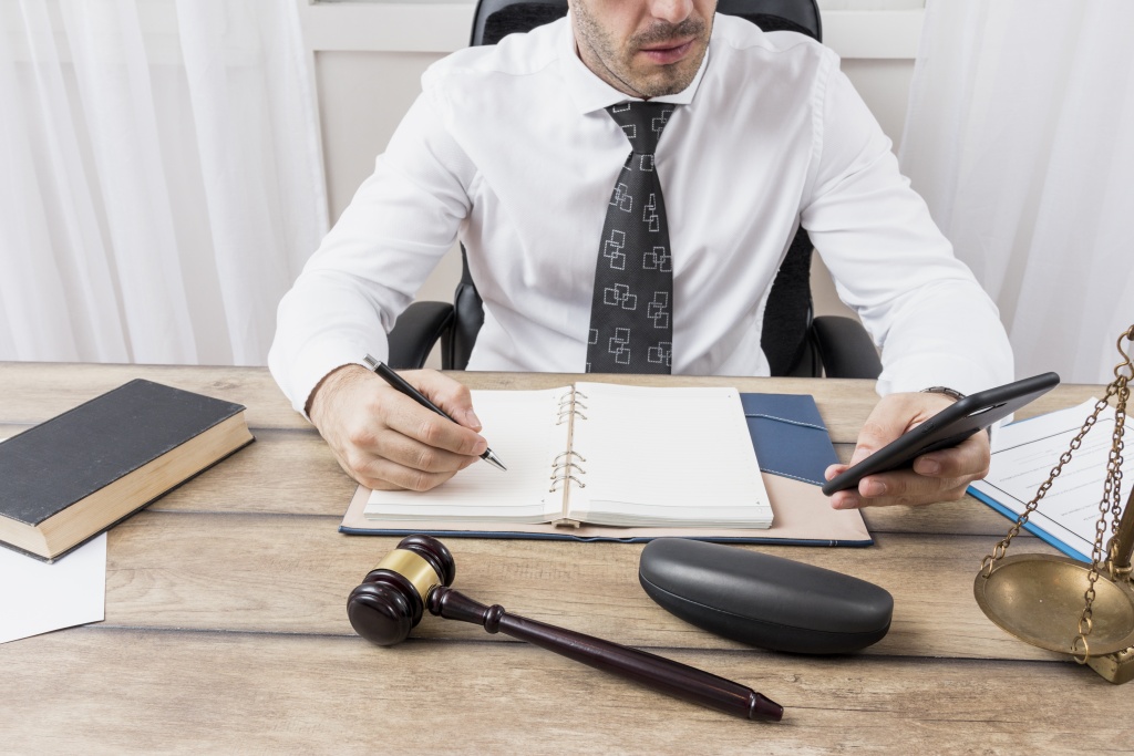 lawyer-with-smartphone.jpg галстук