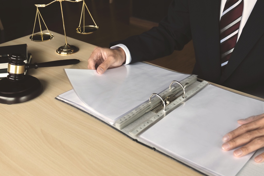 justice-law-concept-lawyer-working-courtroom.jpg весы