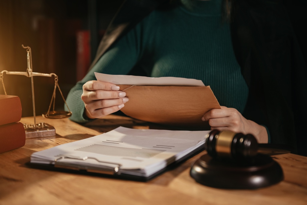 business-people-lawyers-discussing-contract-papers-sitting-table-office.jpg бумаги